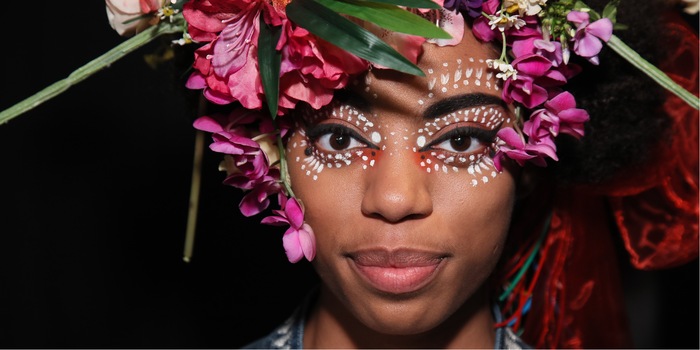 La désignation montre comment cela se fait : Les enfants des vraies fleurs portent des couleurs estivales même en hiver. Photo : fashionstock.