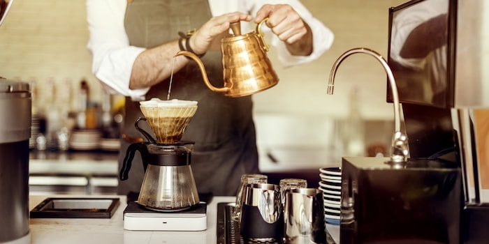 Convenient and trendy: Filter coffee poured by hand.
