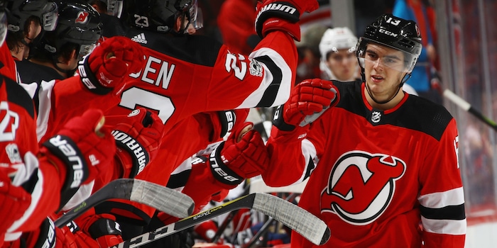 Auch bei den ganz Grossen schon vorne dabei – Nico Hischier erobert die NHL im Sturm Auch bei den ganz Grossen schon vorne dabei – Nico Hischier erobert die NHL im Sturm