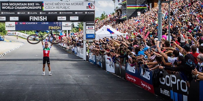 Der Beste im Ziel – Nino Schurter kurz nach der Zieldurchfahrt an den Weltmeisterschaften 2016 Der Beste im Ziel – Nino Schurter kurz nach der Zieldurchfahrt an den Weltmeisterschaften 2016