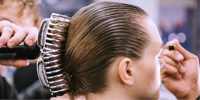 Die Alexander Wang Kollektion hat den Startschuss für Haarklammern auf dem Catwalk gegeben, die Beauty- und Modebloggerszene auf Social Media Kanälen. Die Alexander Wang Kollektion hat den Startschuss für Haarklammern auf dem Catwalk gegeben, die Beauty- und Modebloggerszene auf Social Media Kanälen.