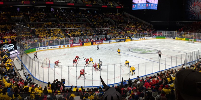 Beau temps dehors, hockey sur glace de haut niveau à l'intérieur : Suisse-Suède dimanche dernier à Copenhague.