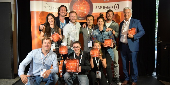 The Digitec Galaxus team with the presenter (pictured right) and all five Digital Commerce Awards