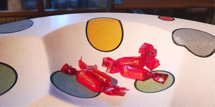 Rossana Orlandi distribue des bonbons et surtout - une plateforme pour un bon design.