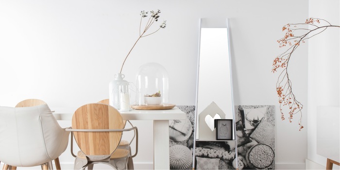 Se penche en arrière : ce miroir est stable sans perçage fastidieux.