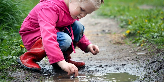 Keine Angst vor Dreck: Kinder spielen gerne im Schlamm und das ist auch gut so