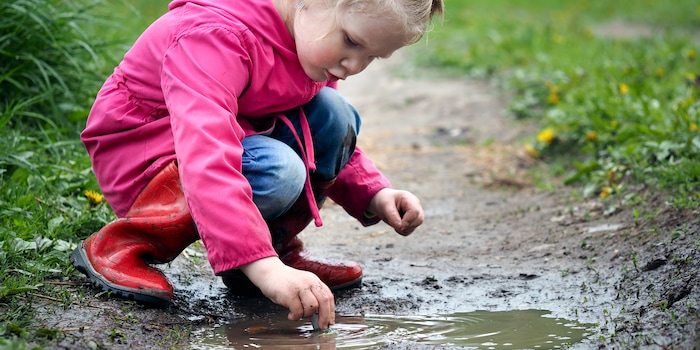 La boue n'est pas un mal : Les enfants aiment jouer dans la boue et c'est une bonne chose. La boue n'est pas un mal : Les enfants aiment jouer dans la boue et c'est une bonne chose.