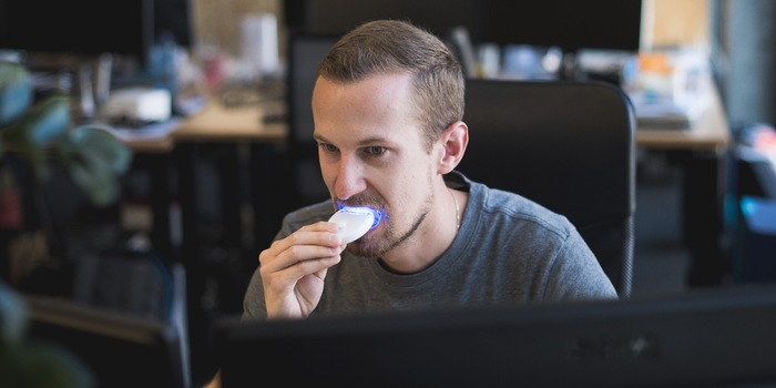 Utilisation possible au travail (ou à la maison): le kit de blanchiment dentaire signé goBright