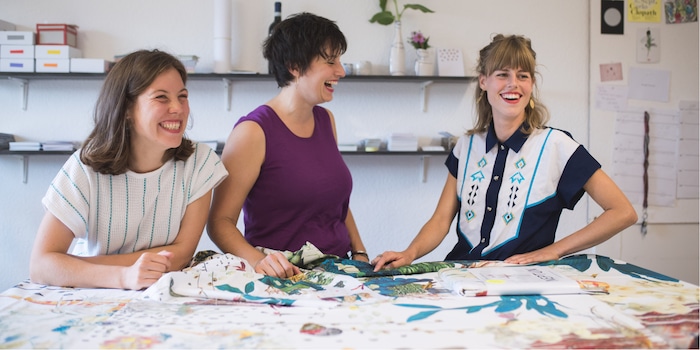 Dieses Trio entstaubt herkömmliche Frotteetuch- und Duschvorhang-Entwürfe. Im Bild von links nach rechts: Mirjam, Eva und Johanna.