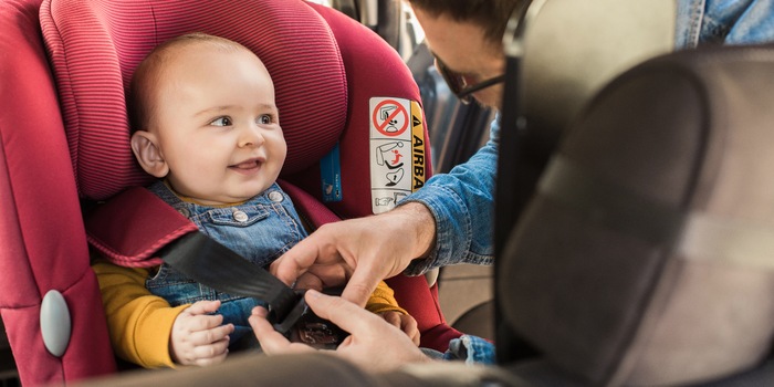 Prüfe vor jeder Abfahrt, ob das Kind korrekt am Sitz und der Sitz korrekt am Auto gesichert wurde.