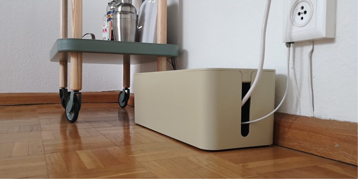 Mit einer Box habe ich meinen Kabelsalat von der Steckleiste, der Tischleuchte und dem Rooter im Wohnzimmer in den Griff bekommen.
