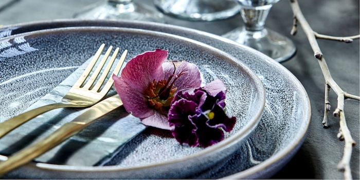 Aktuell wird im Interior- und Gastronomiebereich weisses Geschirr von farbigem abgelöst. Bild: House Doctor Aktuell wird im Interior- und Gastronomiebereich weisses Geschirr von farbigem abgelöst. Bild: House Doctor