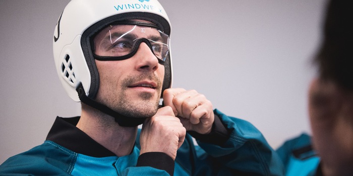 Mit Anzug, Ohrstöpseln, Helm und Brille bin ich für meinen Erstflug gewappnet.