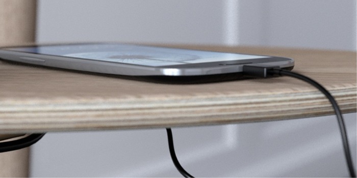 Die zweite Ebene vom Tisch bietet eine Ablagefläche für die Gadgets, die du aufladen möchtest. Bild: Umage Die zweite Ebene vom Tisch bietet eine Ablagefläche für die Gadgets, die du aufladen möchtest. Bild: Umage
