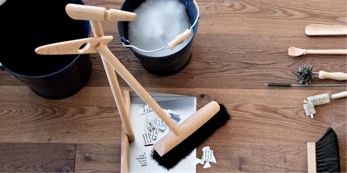 Kippsicher und rostfrei: Dieses Kehrset überzeugt mit natürlichen Materialien und handgefertigten Bürsten. Bild: Redecker