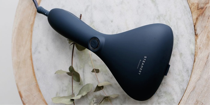 Formschön und smart: der Dampfglätter für Reisen und Styling-Profis. Bild: Steamery