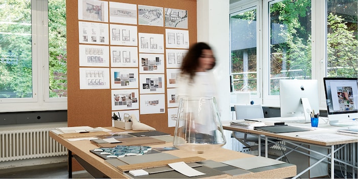 L'architecte d'intérieur zurichoise dans son studio spécialisé dans l'architecture d'entreprise, l'architecture d'intérieur et le design. Image : ⓒ Catherine Gailloud
