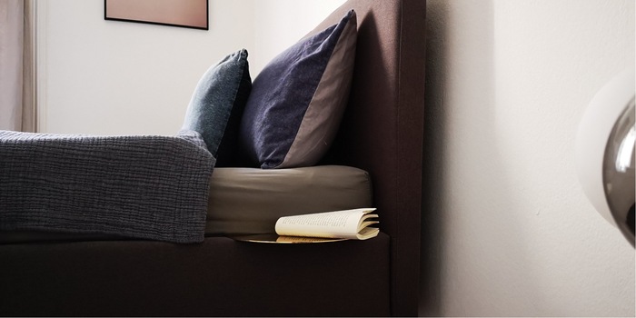 Für den Halt benötigt es lediglich einen Schlitz im Bett- oder Sofagestell. Für den Halt benötigt es lediglich einen Schlitz im Bett- oder Sofagestell.