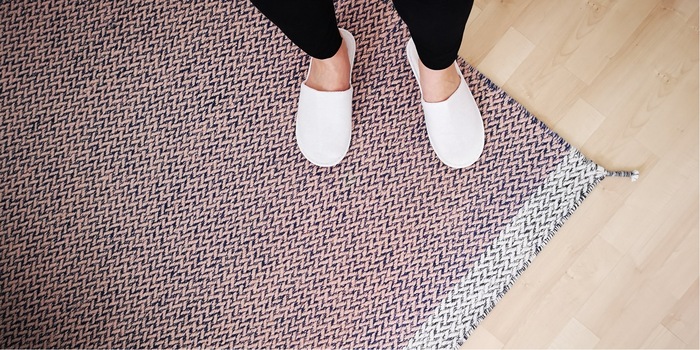 Le tapis Ply se compose entièrement de laine néo-zélandaise, teinte et tissée à la main.