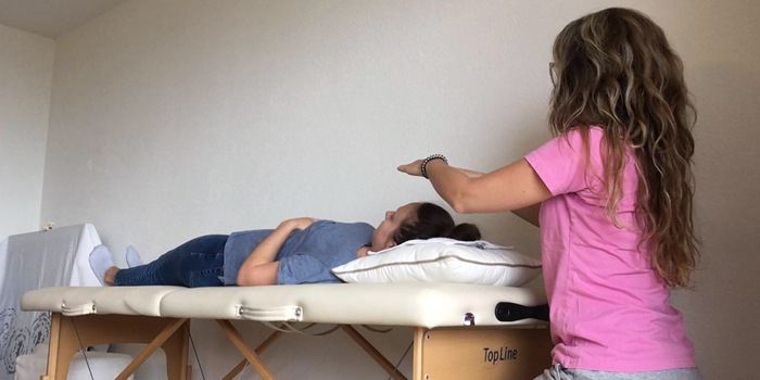 Martina Laager gibt mir nach der Rückführung eine entspannende Reiki-Behandlung.