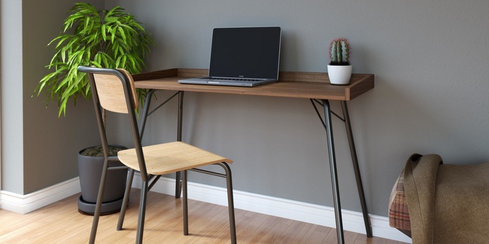 Der moderne Schreibtisch «Rayburn» vereint Holz mit Metall. Bild: Woodman
