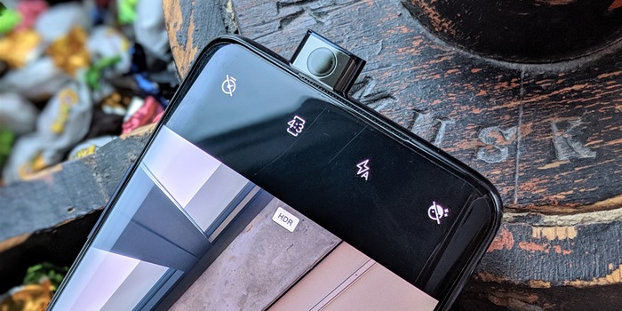 Nessun foro e nessuna tacca: la fotocamera frontale del OnePlus 7 Pro si estende fuori dalla custodia.