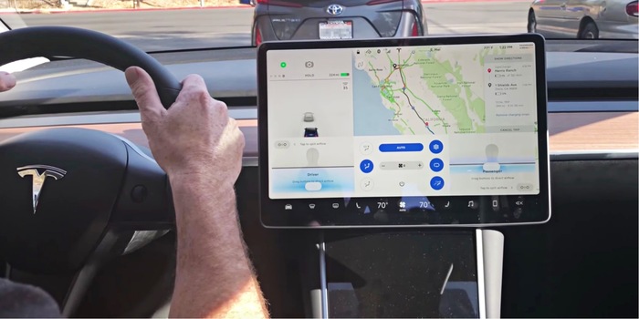 Il display integrato di Tesla può fare molto di più che fornirti informazioni. Fonte: Teslarati.com