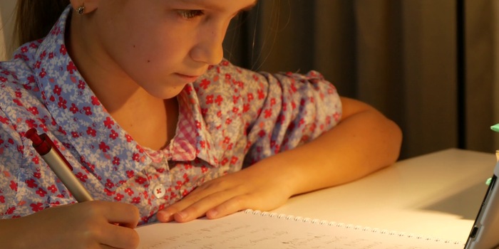 Der Bleistift ist von gestern: Intelligente Stifte, Apps und Tablets sollen Kindern beim Schreiben helfen. Quelle: VideoBlocks