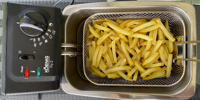 Dall'acqua bollente con l'aceto all'olio bollente per friggere: le mie patatine sulla via della perfezione.