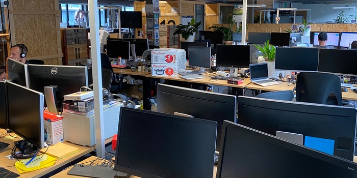 Il n'est pas facile de rester au frais dans un bureau ouvert sans climatisation.