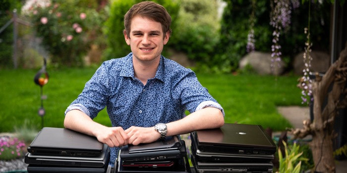 Tobias Schär makes old laptops fit again. Photo: Dalia Bohn