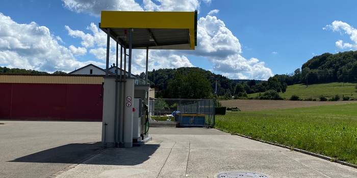 Von links oder von rechts? Panik macht sich breit, wenn ich eine Tankstelle ansteuere.