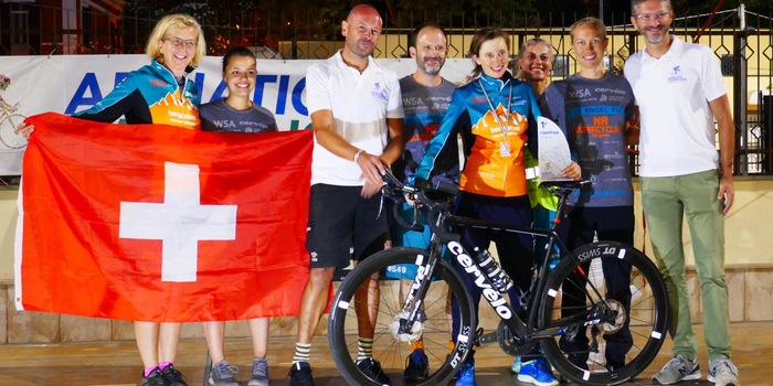 Nicole Reist (mit Velo) und ihre Crew. (Bildquelle: Textschaft) Nicole Reist (mit Velo) und ihre Crew. (Bildquelle: Textschaft)