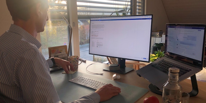 Schreibtischunterlage, Laptop-Ständer, externer Monitor und Keyboard dazu – so funktioniert Home-Office.