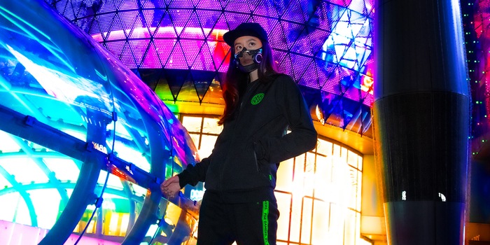 Was sich die Dame in der Razer-Maske wohl gerade denkt? Bildquelle: Razer