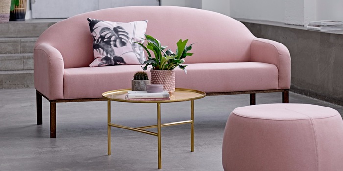 Bei Bloomingville verleihen zarte Rosé-Töne der kühlen Beton-Umgebung mehr Wohnlichkeit. Bei Bloomingville verleihen zarte Rosé-Töne der kühlen Beton-Umgebung mehr Wohnlichkeit.