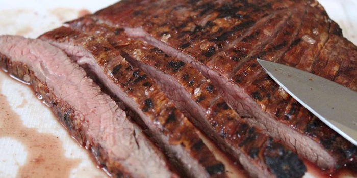 Mit ein wenig Übung und mit Hilfe eines Fleischthermometers gelingt das Flanksteak perfekt rosarot.
