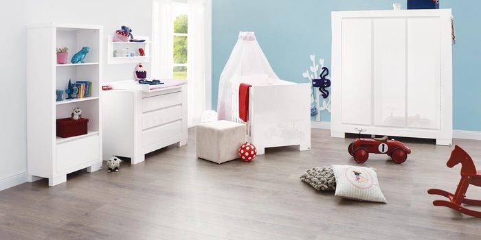 If the cot is in the middle of the room, it is advisable to create a nest and a sky to provide security.