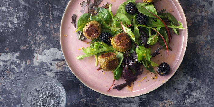 Falafel mit Schnittsalat und Brombeeren