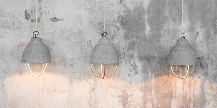 Les lampes en matériaux bruts, comme le modèle «Marie» de Serax, placent des accents industriels.