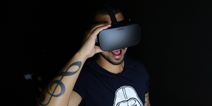 Voller Spielfreude: Der Autor mit seiner Oculus Rift.
