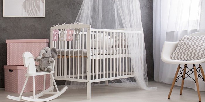 Die meisten Babybetten lassen sich zum Jugendbett umbauen.