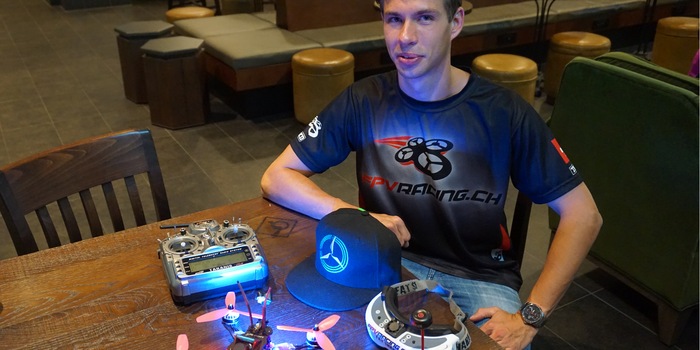 Raphael Gion Strähl mit seiner Ausrüstung an den Drone Worlds in Hawaii