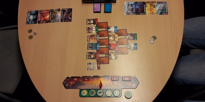 Startaufstellung: Jeder hat seine Weltwunder ausgewählt, 7 Münzen erhalten und die Spielkarten des 1. Zeitalters sind ausgelegt.