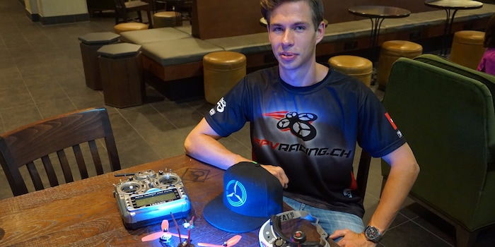 Raphael Gion Strähl mit seiner Ausrüstung an den Drone Worlds in Hawaii