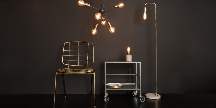 Filigrane Füsse und messingfarbene oder goldene Highlights tragen zum typischen Mid-Century-Stil bei.