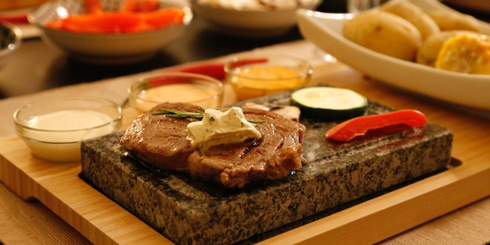Impressionnant: cuisinier sur une pierre chaude traditionnelle