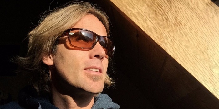 Ueli Kestenholz ist Profi-Snowboarder, Extremsportler und eine wahre Freeride-Legende.