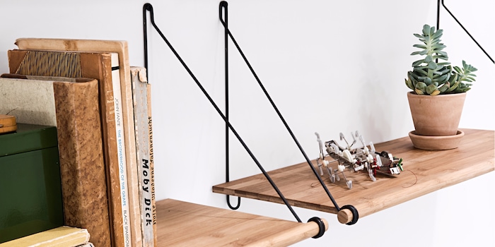 Simple mais stylée: «Loop Shelf» de we do wood. Simple mais stylée: «Loop Shelf» de we do wood.
