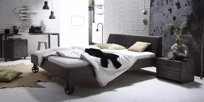 Bett «Manufacture» mit industriellem Touch von LAS DOS LUNAS.